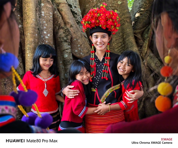 何刚晒华为Mate 80系列实拍样张：红枫影像色彩表现一绝