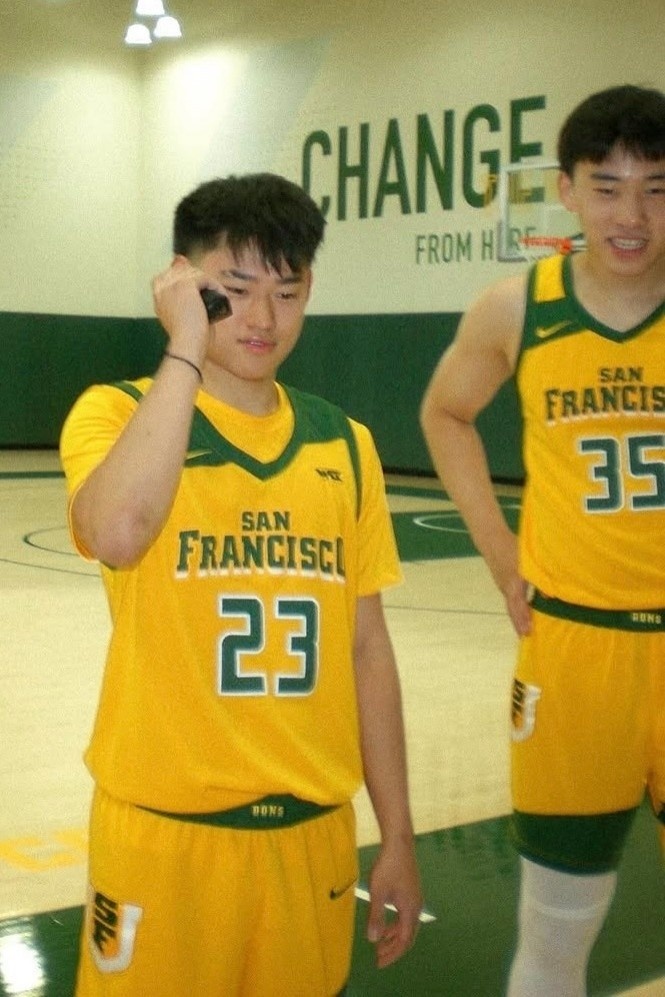 媒体人：旧金山大学教练对失误控制要求严格 王俊杰&赵维伦出手少