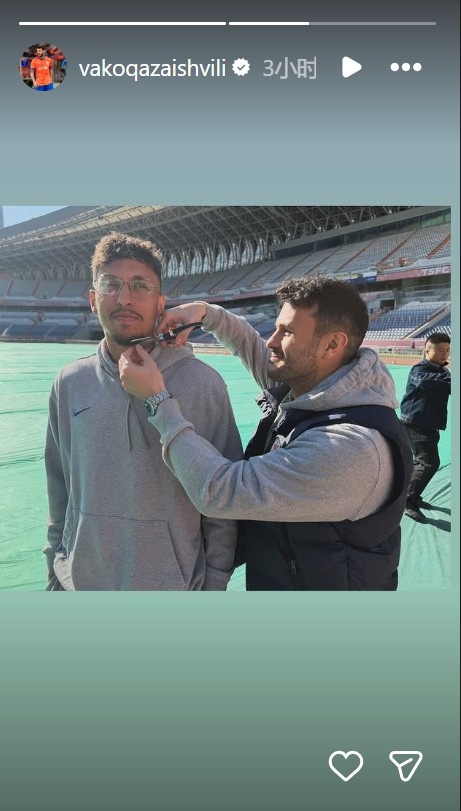 亲自上手！瓦科社媒晒照，他为克雷桑剪胡子