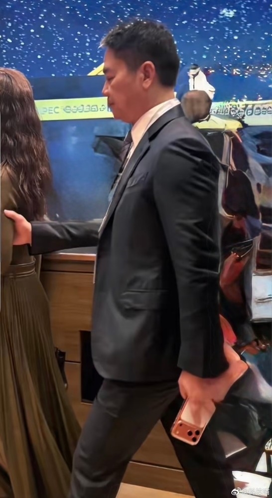 马云和刘强东都用上了iPhone 17 Pro Max 这些明星也在用