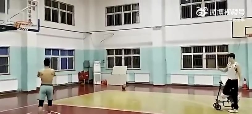 最强二轮秀！媒体人：当年腿部骨折 王睿泽单腿坚持练习三分投射