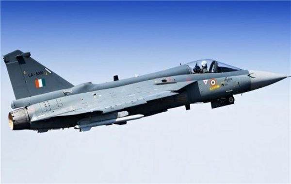 印度国产“光辉”战机迪拜飞行表演中坠毁：飞行员遇难