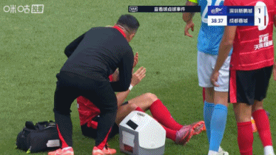 莱切特在禁区捂脸倒地+示意被打脸，VAR介入检查后无点球