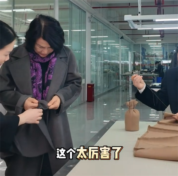 71岁董明珠现身直播间卖大衣 网友：很有气质就是1.5万太贵