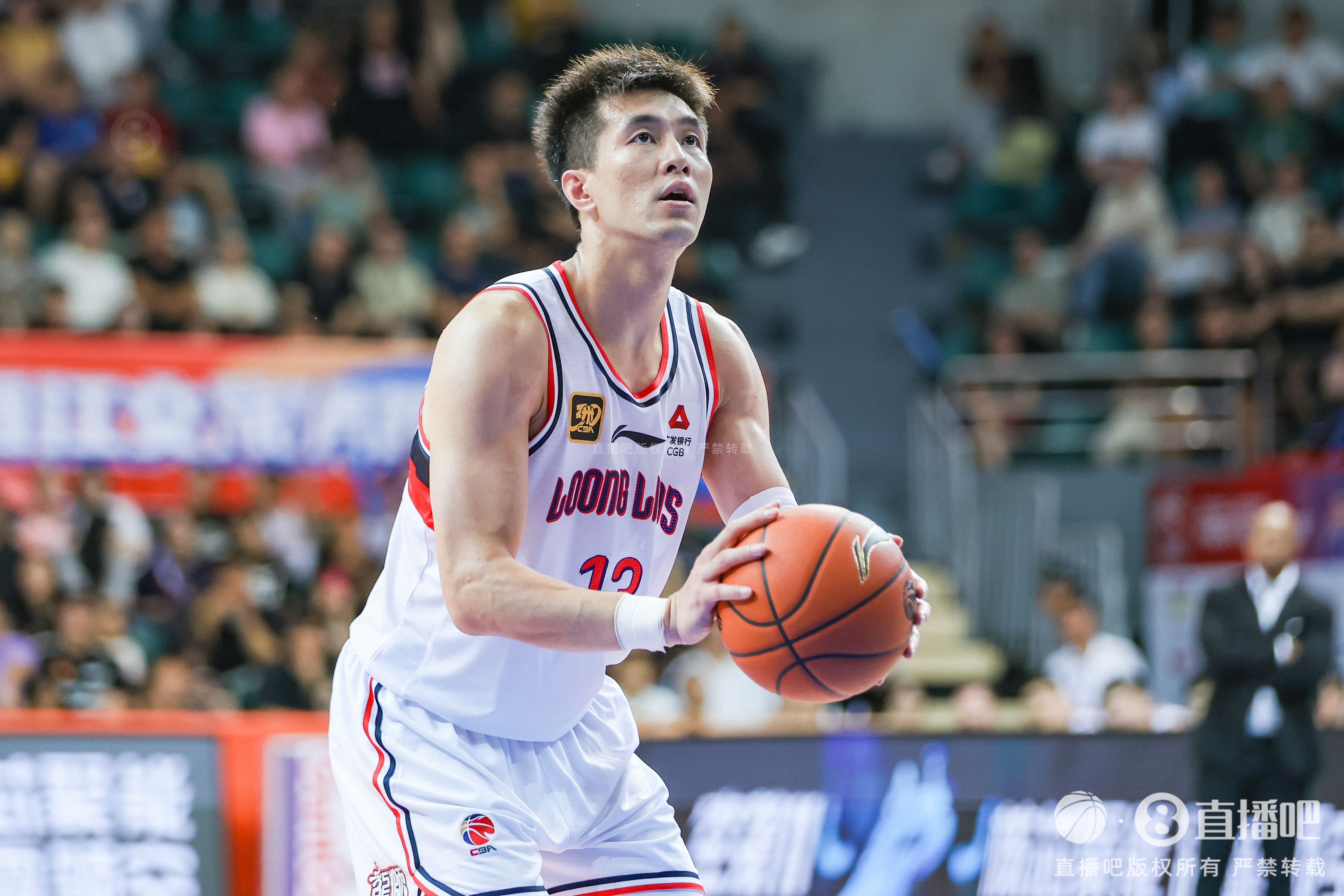 媒体人：郭艾伦负重深蹲成绩20个 满分