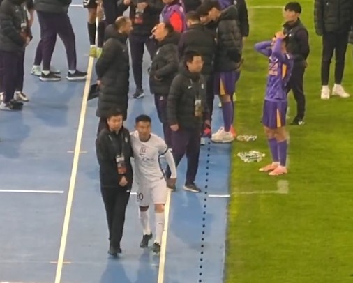 惺惺相惜！于汉超赛后特意前往对手替补席，与于根伟拥抱致意