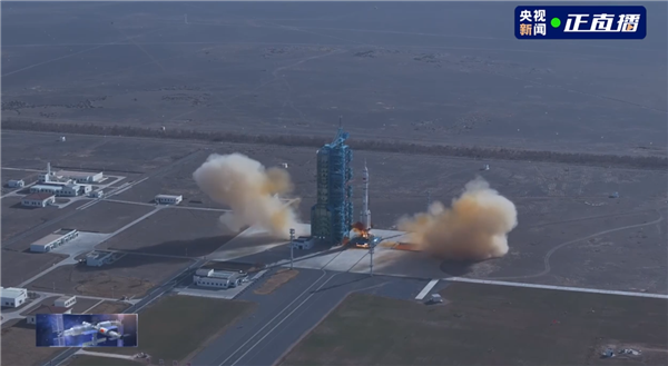 中国首次应急发射！神舟二十二号飞船发射升空 无人状态 满载货物上太空