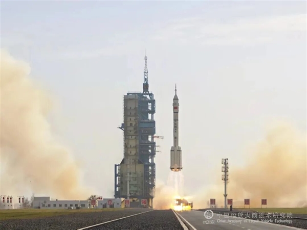 首次应急发射！神舟二十二号飞船发射圆满成功：无人乘坐