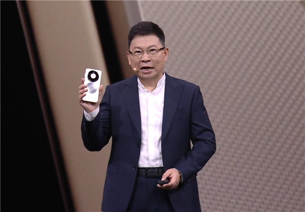 华为Mate 80系列首发亮相！余承东手持真机：8字双环 外观独一无二