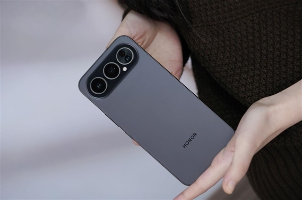 不踩坑的大学生数码套装：荣耀500系列影像/性能拉满 耳机戴一天不疼