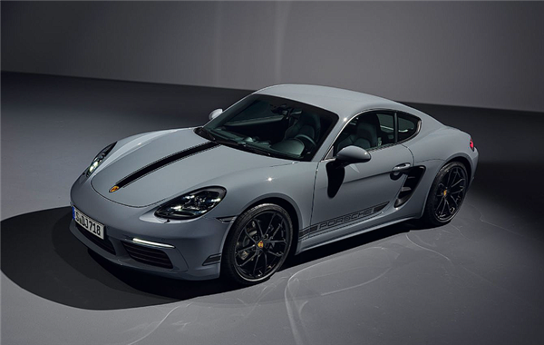 2.0T保时捷开8000公里保养收费近万元 博主韩路：胡闹！