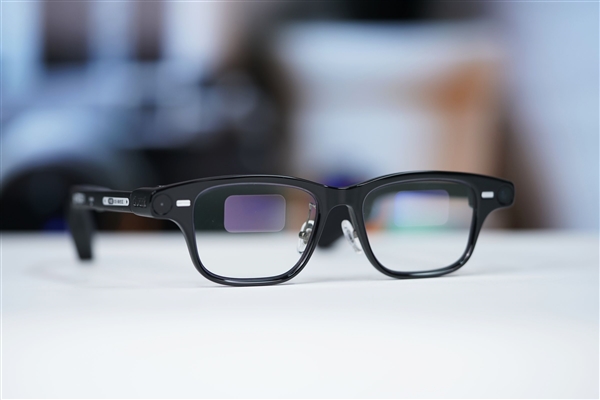 阿里巴巴首款自研旗舰双显AI眼镜！夸克AI眼镜S1图赏