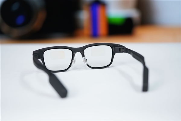 阿里巴巴首款自研旗舰双显AI眼镜！夸克AI眼镜S1图赏
