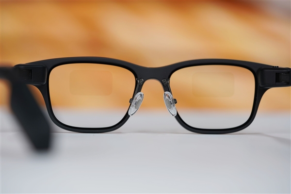 阿里巴巴首款自研旗舰双显AI眼镜！夸克AI眼镜S1图赏
