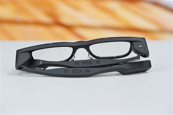阿里巴巴首款自研旗舰双显AI眼镜！夸克AI眼镜S1图赏