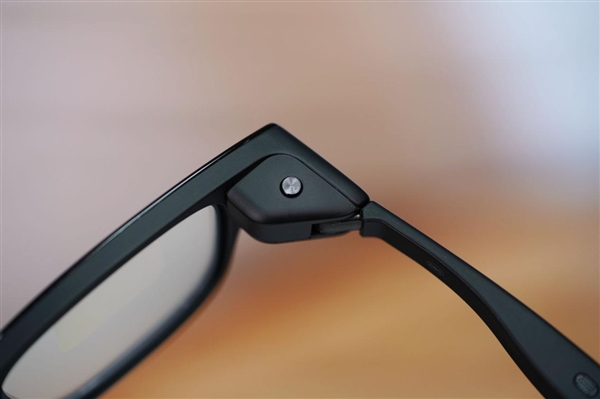 阿里巴巴首款自研旗舰双显AI眼镜！夸克AI眼镜S1图赏
