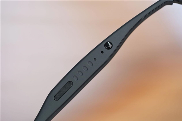 阿里巴巴首款自研旗舰双显AI眼镜！夸克AI眼镜S1图赏