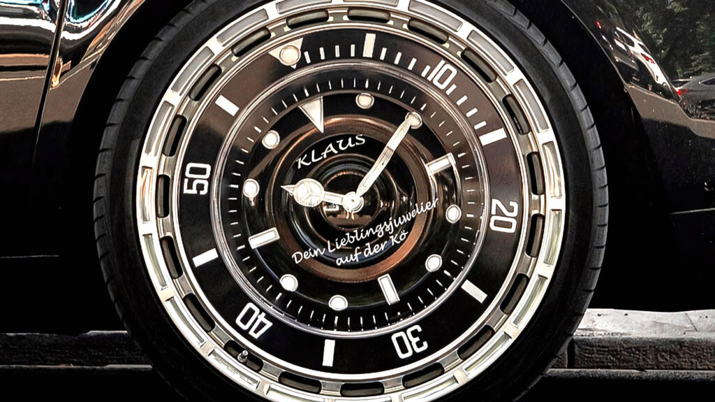 劳斯莱斯幻影史上最豪横改装，把劳力士“水鬼腕表”装在车轮上