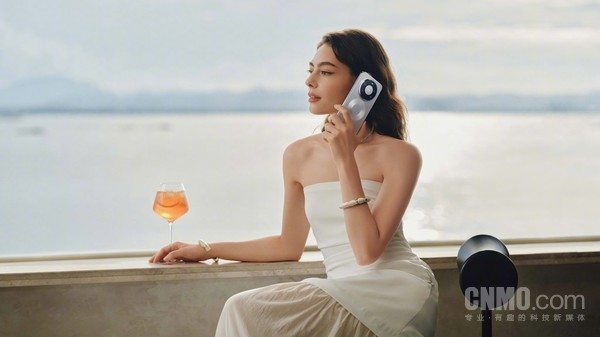 老外关注华为Mate 80引发明星抢购潮 线上库存秒售罄