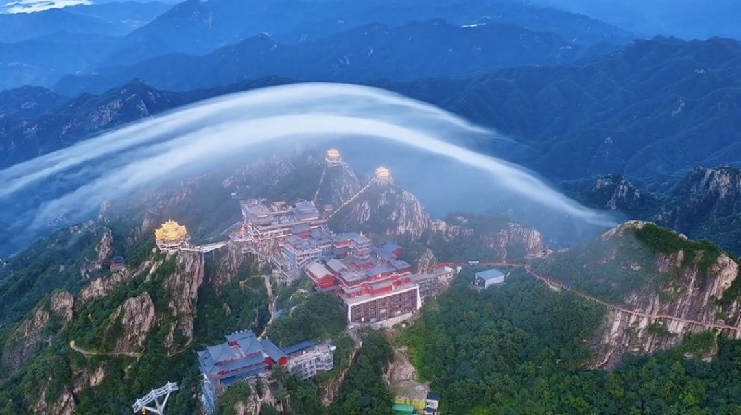 男子在老君山拍到灵气护罩奇观 形似护宗大阵！