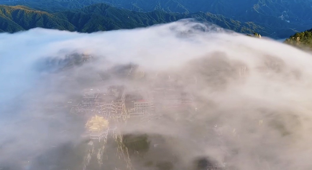 男子在老君山拍到灵气护罩奇观 形似护宗大阵！