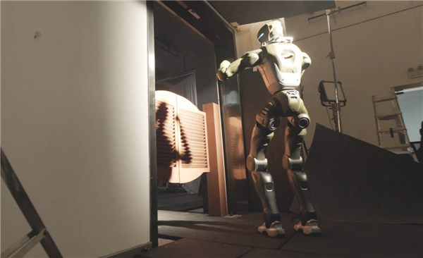 动作太流畅被质疑为CG 众擎发布T800机器人格斗视频拍摄花絮