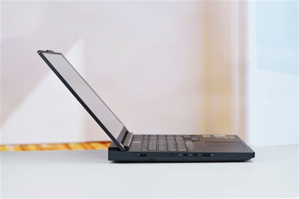 专业OLED超竞屏！联想拯救者Y9000P 2025AI元启游戏本图赏