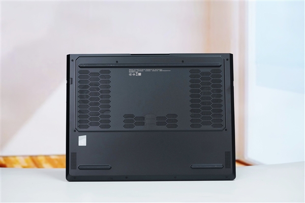 专业OLED超竞屏！联想拯救者Y9000P 2025AI元启游戏本图赏