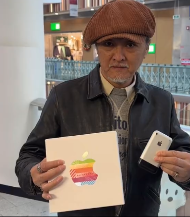北京第六家Apple官方零售店开业 老人掏出第一代iPhone合影打卡