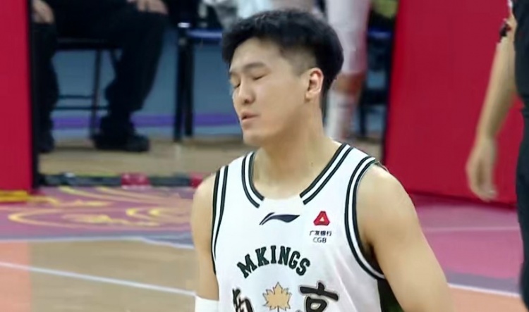 人气高球技也高！黄荣奇半场8中4&三分4中2 拿下10分1板3助0失误