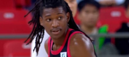 要拿三双？深圳外援史密斯半场4记三分拿下18分5板5助1断