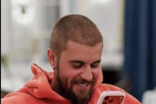 贾斯汀比伯吐槽iPhone按钮设计 竞争对手OpenAI负责人回复:欢迎加入