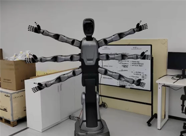 美的机器人“美罗U”首亮相：6臂协同作业 年底进场“打工”