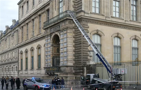 卢浮宫被盗后再发重大漏水事故:大量埃及古籍被泡