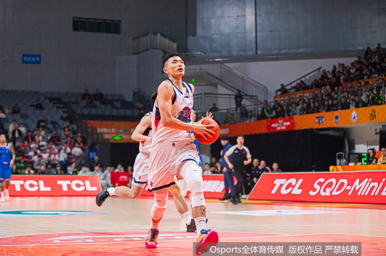 你的价值！陈林坚三节稳定输出 7中4&三分4中3拿到11分3板