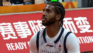 咔咔一顿扣！克里斯17中11&罚球9中6砍下28分8板4助2断