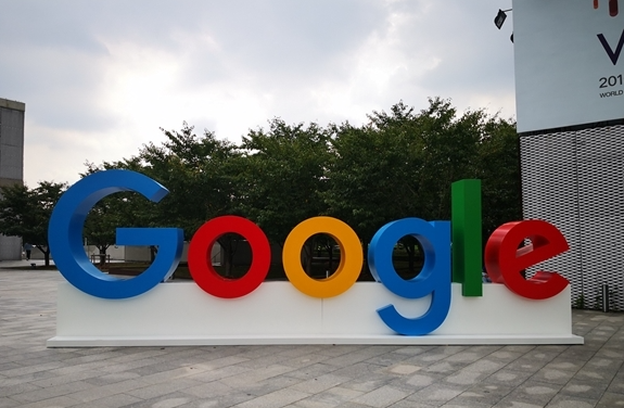 谷歌AI眼镜明年问世 搭载Gemini多模态模型