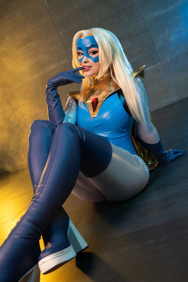 美女Cos《超英》金耀光图赏 金发女郎配性感胶袜