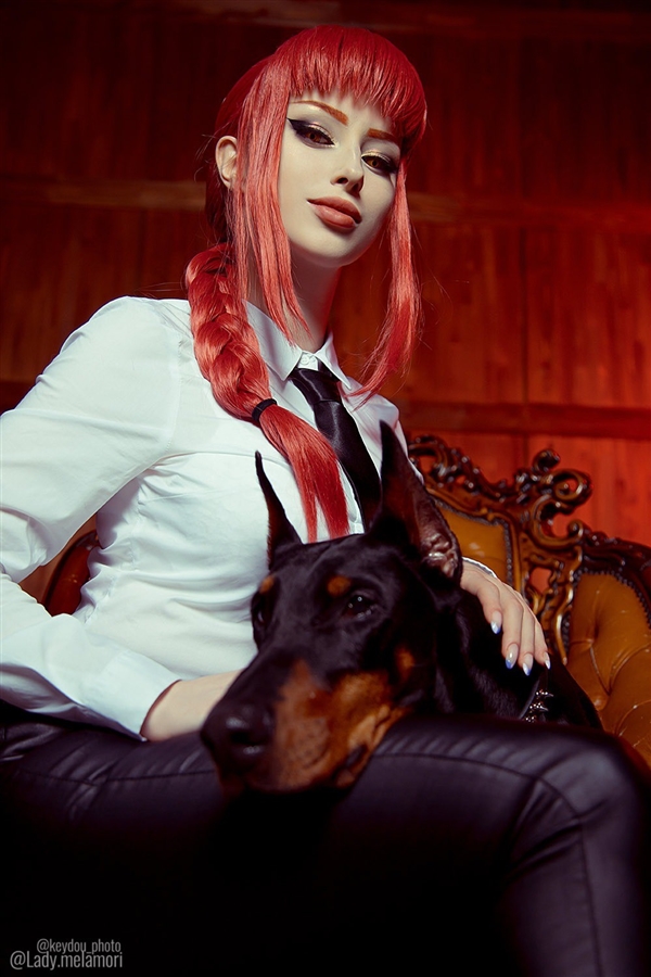 美女Cos《超英》金耀光图赏 金发女郎配性感胶袜