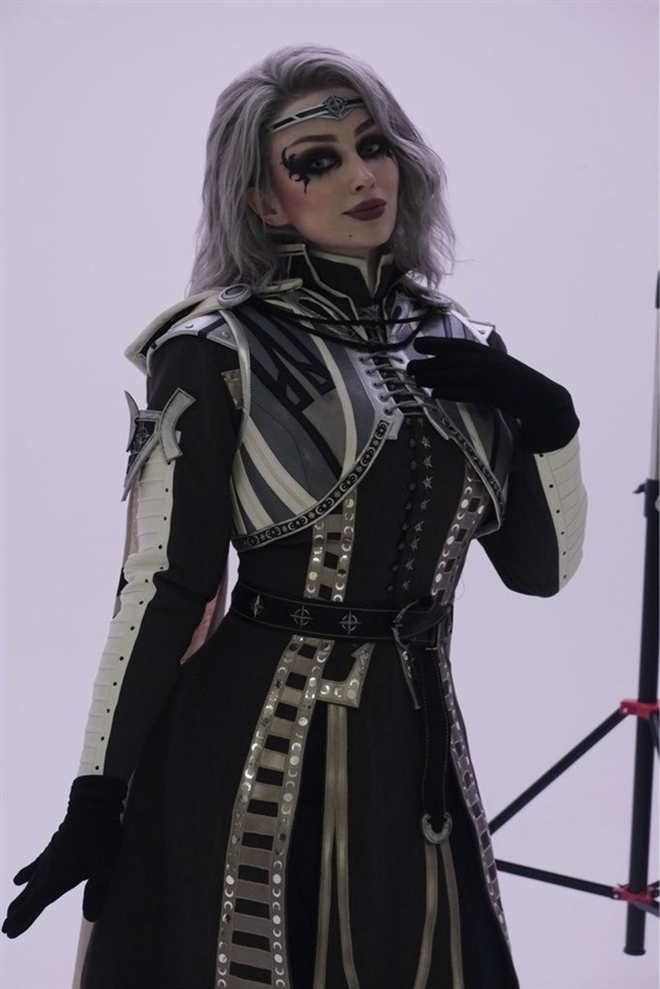 美女Cos《超英》金耀光图赏 金发女郎配性感胶袜