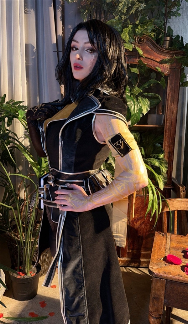 美女Cos《超英》金耀光图赏 金发女郎配性感胶袜