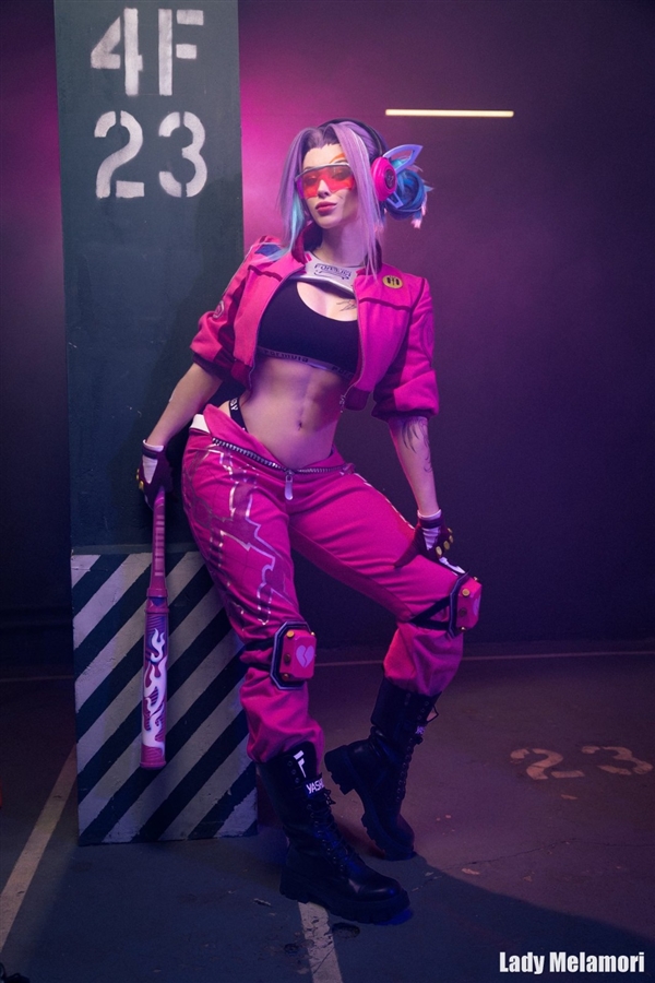 美女Cos《超英》金耀光图赏 金发女郎配性感胶袜