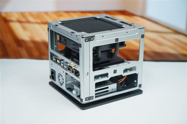 全球首个液冷迷你机!abee AI Station 395 Max工作站图赏