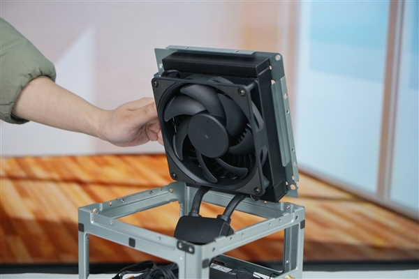 全球首个液冷迷你机!abee AI Station 395 Max工作站图赏