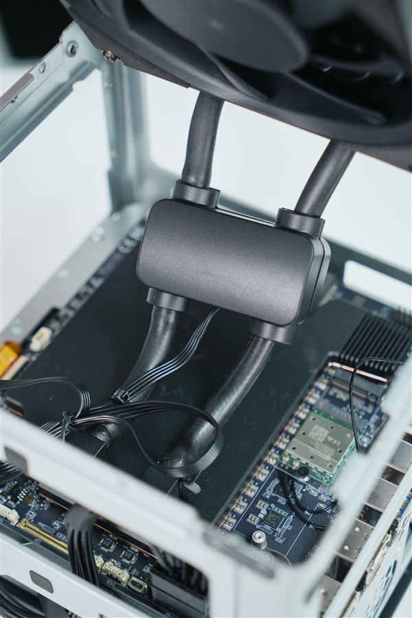 全球首个液冷迷你机!abee AI Station 395 Max工作站图赏