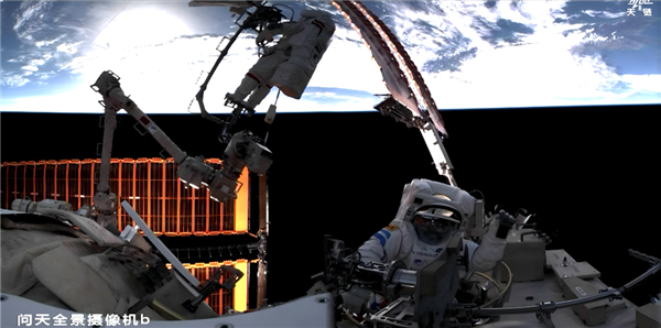 神21航天员完成第一次出舱:武飞成为我国出舱最年轻航天员