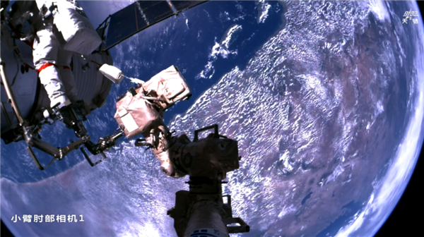 神21航天员完成第一次出舱:武飞成为我国出舱最年轻航天员