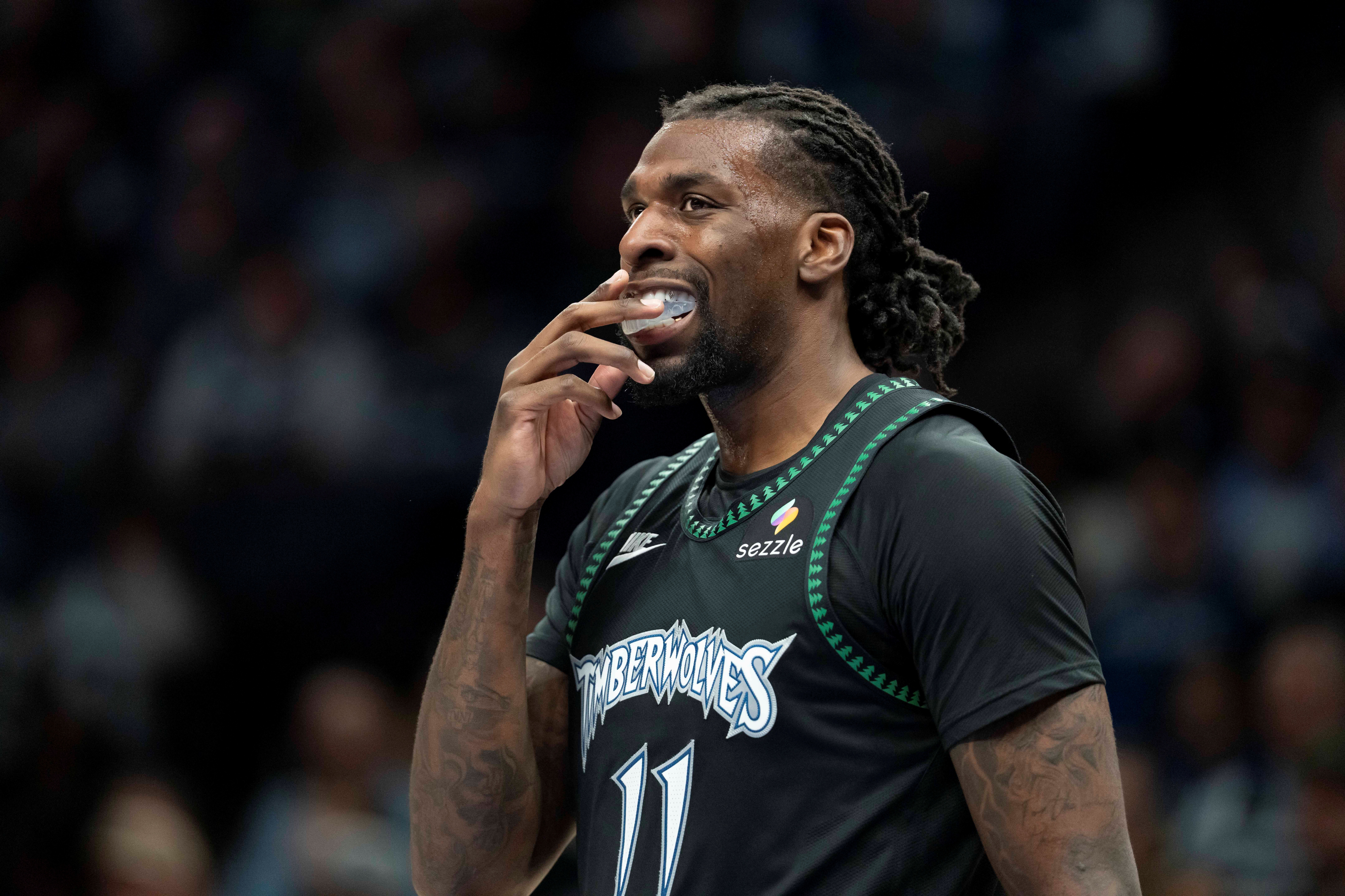 手感冰冷！里德12投2中&三分10中2 得到6分9板1断