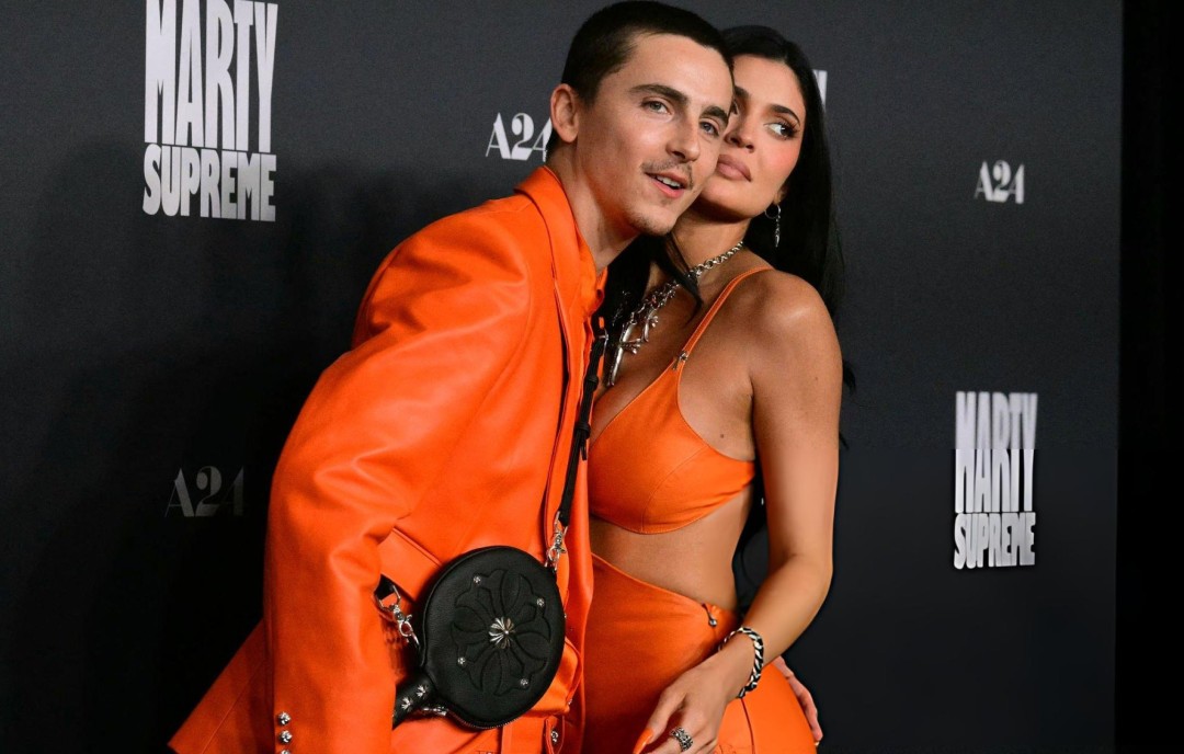 性感火辣！甜茶携28岁女友亮相新片首映礼