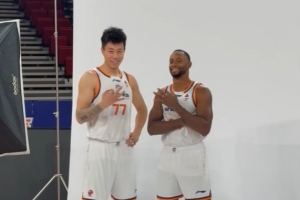 曾联手拿到3连冠！张镇麟和弗格拍摄定妆照时一起比“三冠”手势